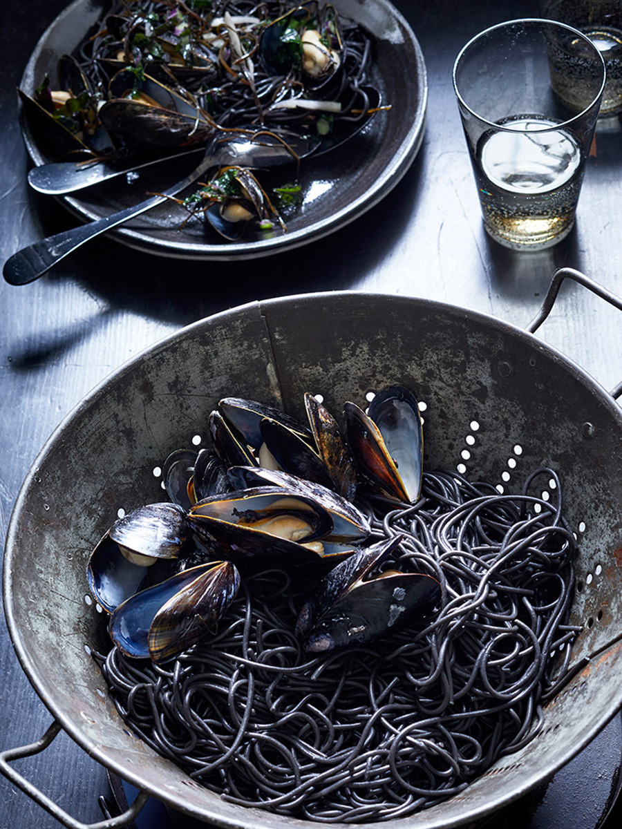 Squid_Ink_mussels_prep_dana_gallagher0005-2